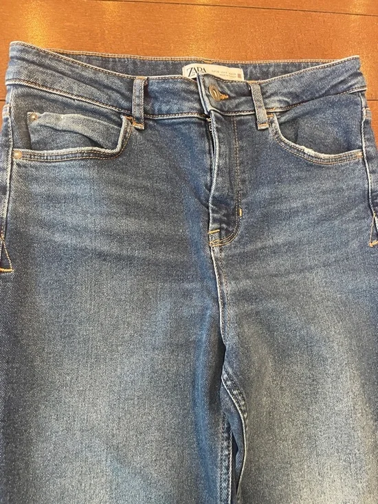 Zara Women's Straight Leg Jeans in Medium Blue Denim - Picture 3 of 9